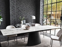 Tavolo Ellisse con top in ceramica e base monolitica in lamiera di Connubia