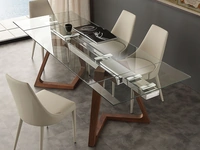 Tavolo allungabile Gaudì con top in vetro, struttura in acciaio inox e base in massello tinto noce americano di La Seggiola