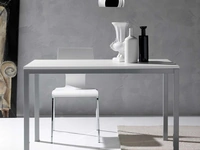 Tavolo Kerwin in nobilitato bianco e base in metallo verniciato di La Seggiola