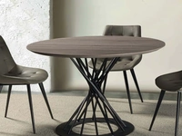 Tavolo rotondo Shai in laminato rovere materico con struttura in acciaio verniciato nero di La Seggiola