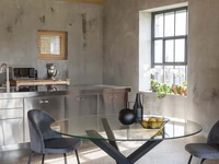 Tavolo rotondo Lapis in vetro temperato trasparente con base in legno massello di Faggio tinto grafite di La Seggiola
