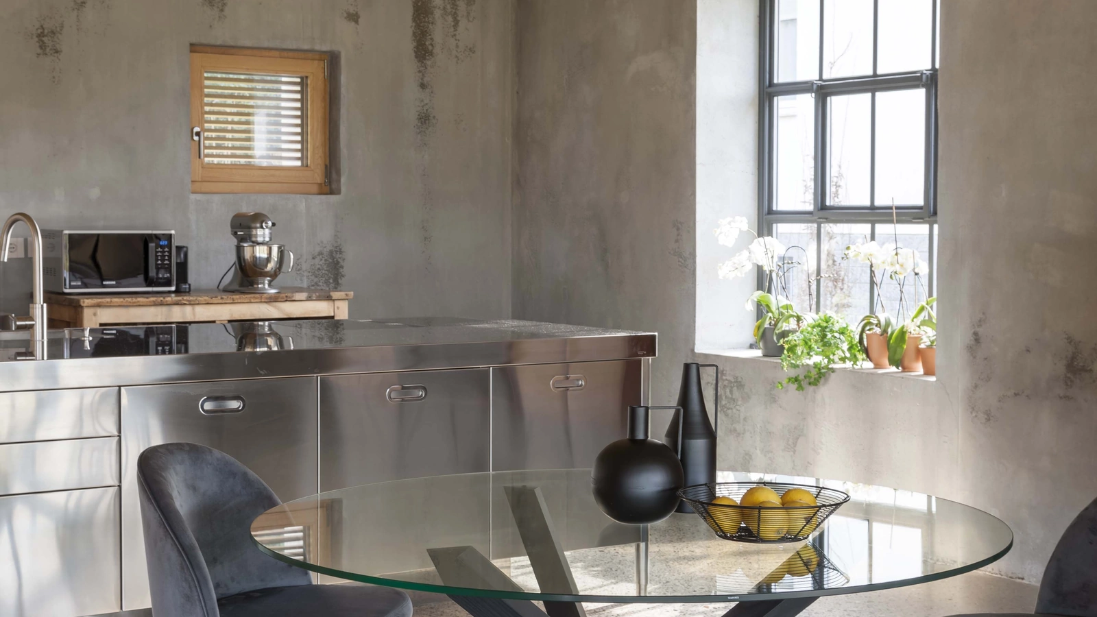 Tavolo rotondo Lapis in vetro temperato trasparente con base in legno massello di Faggio tinto grafite di La Seggiola