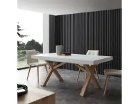 Tavolo allungabile Leonardo Bicolor con piano impiallacciato frassino laccato bianco poro aperto e base in massello di frassino olivato tinto naturale di La Seggiola