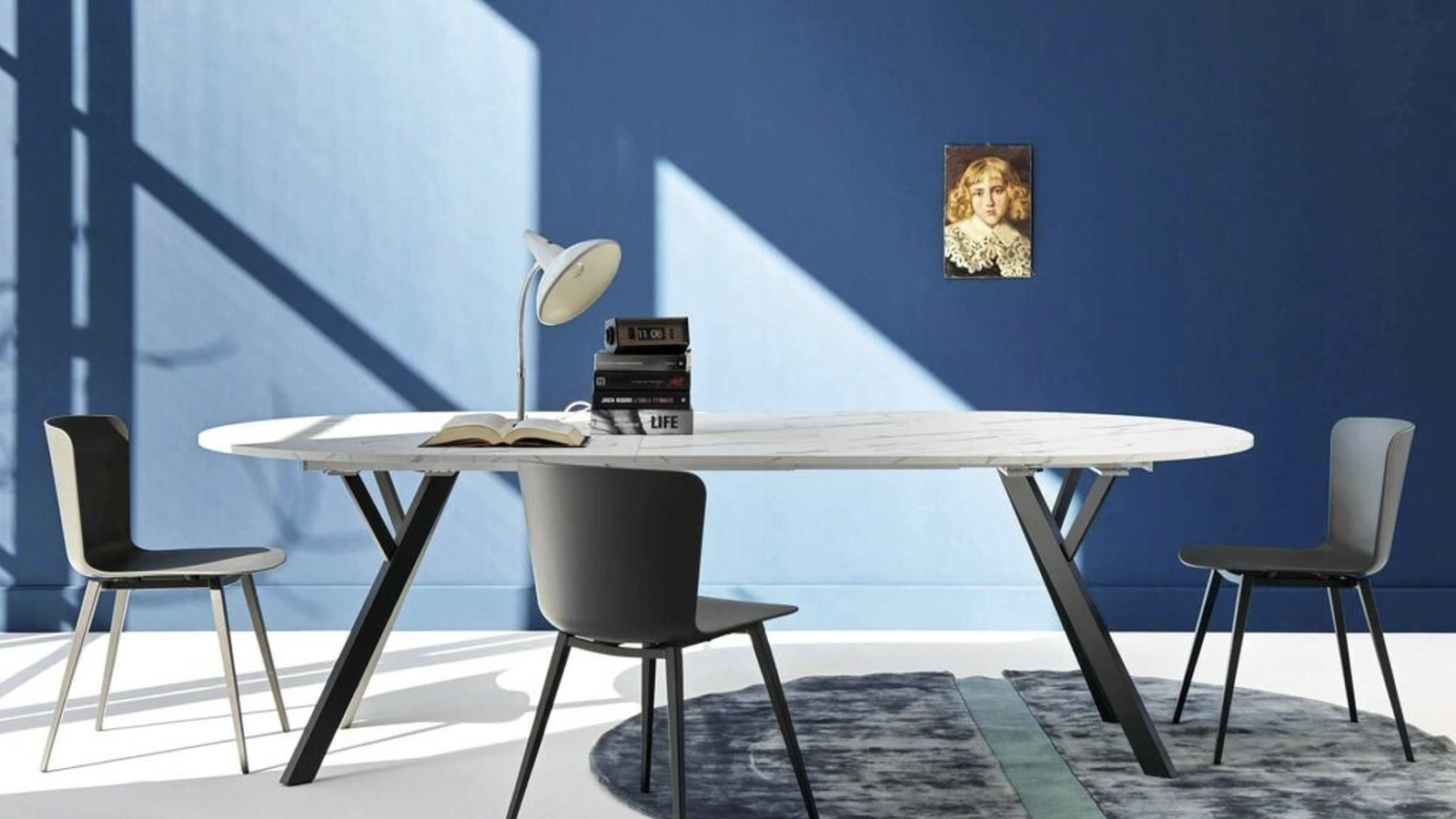 Tavolo allungabile Libra-Round in HPL effetto marmo e gambe in alluminio di Sedie Brianza