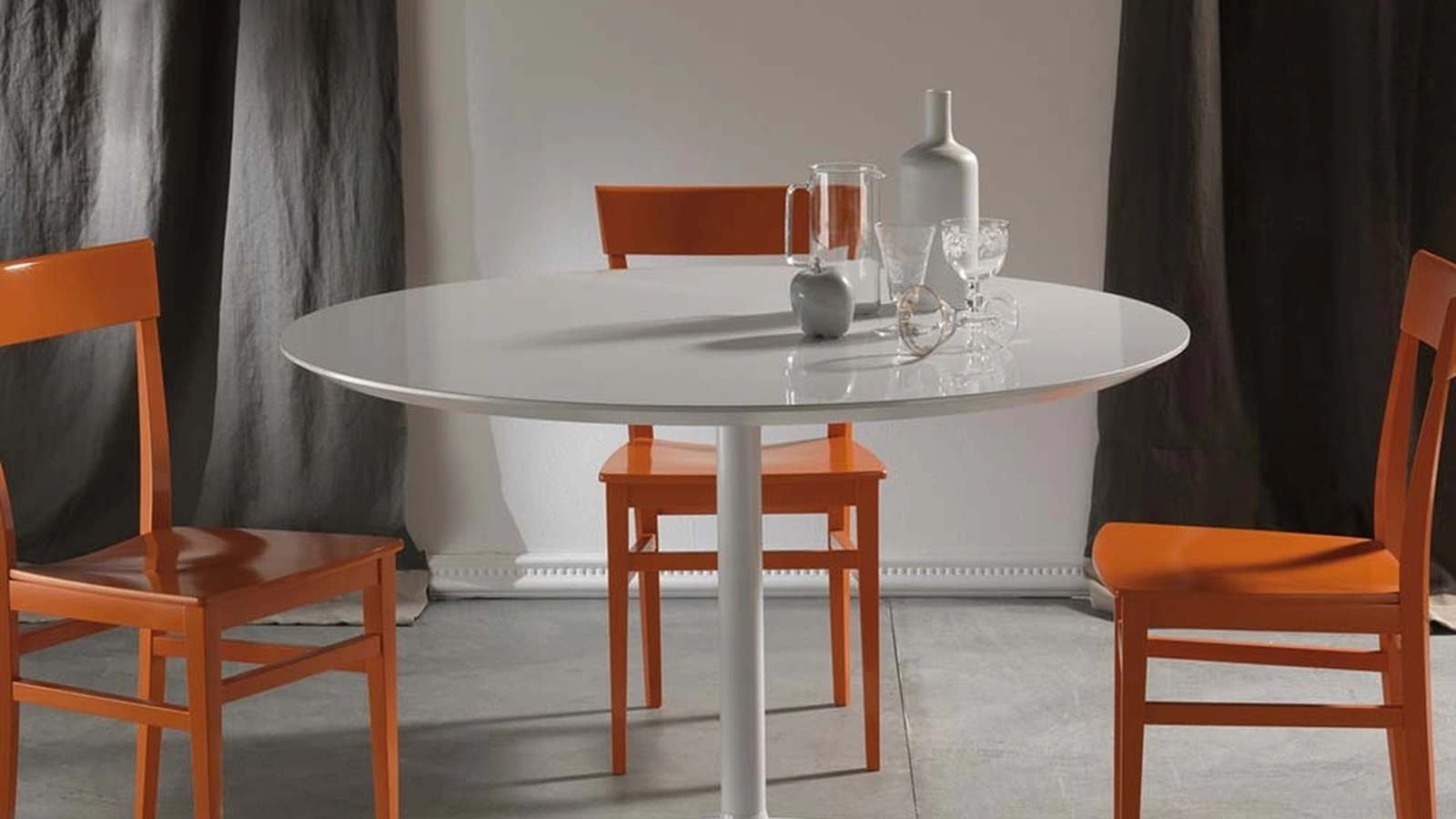 Tavolo rotondo Max in laminato bianco lucido con bordo svasato e struttura in metallo verniciato bianco di La Seggiola