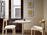 Tavolo tondo Briscola in ceramica con base in legno e metallo di Miniforms