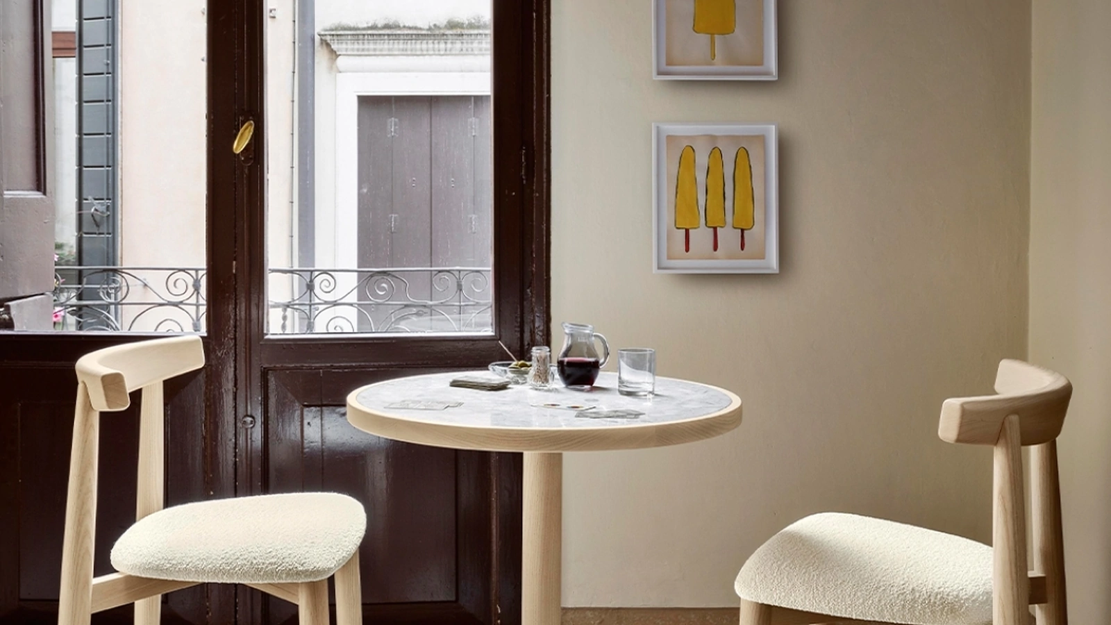 Tavolo tondo Briscola in ceramica con base in legno e metallo di Miniforms