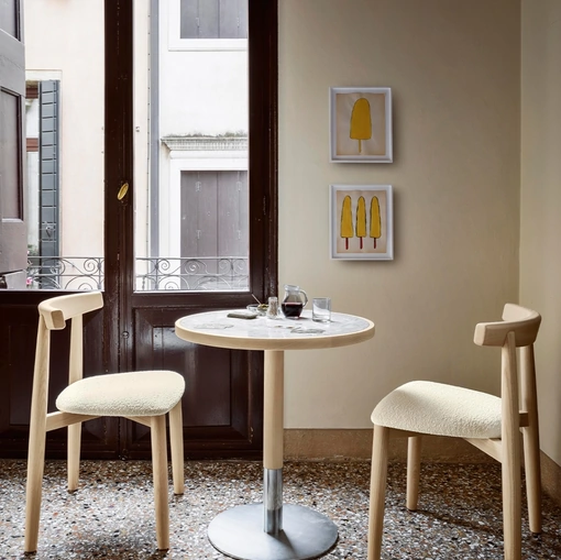 Tavolo tondo Briscola in ceramica con base in legno e metallo di Miniforms