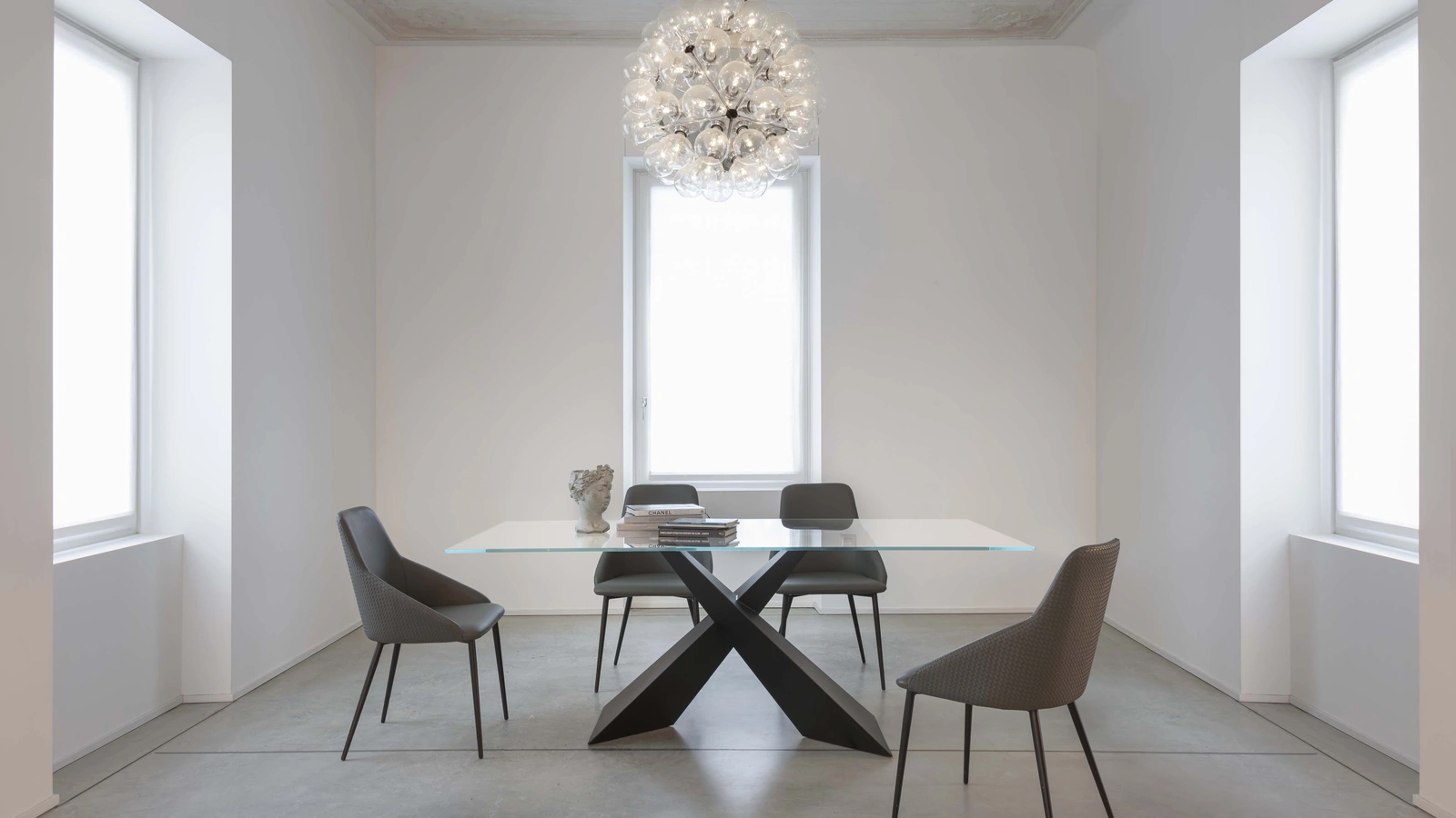 Tavolo Osaka con top in vetro temperato e struttura in acciaio verniciato nero di La Seggiola