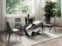 Tavolo scultura con piano in cristallo e base in metallo Gem di Ozzio