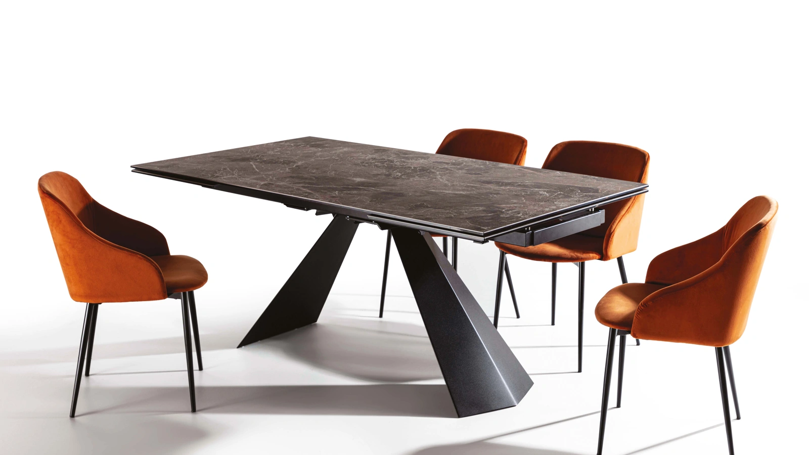 Tavolo allungabile Ragnar Ceramico Classic in vetro ceramica opaco con base in metallo verniciato nero di La Seggiola