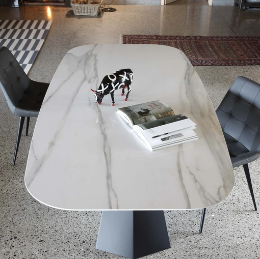 Tavolo Ragnar Ellittico con top in gres porcellanato calacatta oro lucido e base in acciaio verniciato nero di La Seggiola