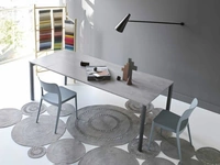 Tavolo allungabile Eu-Genio in nobilitato materico finitura Beton con gambe in alluminio verniciato opaco di Sedie Brianza