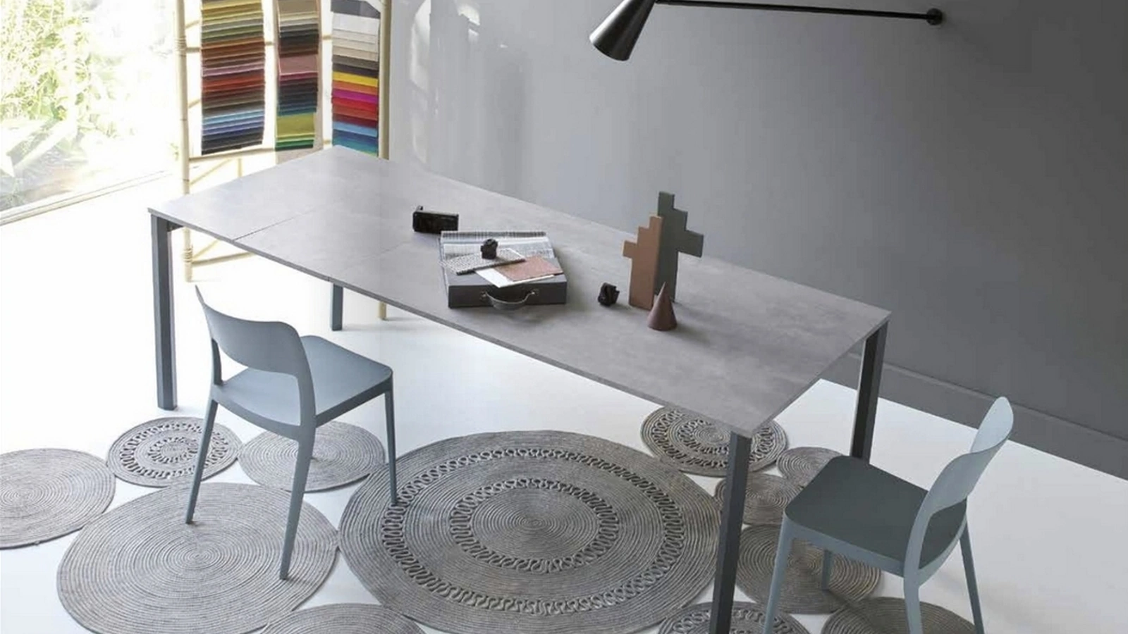 Tavolo allungabile Eu-Genio in nobilitato materico finitura Beton con gambe in alluminio verniciato opaco di Sedie Brianza