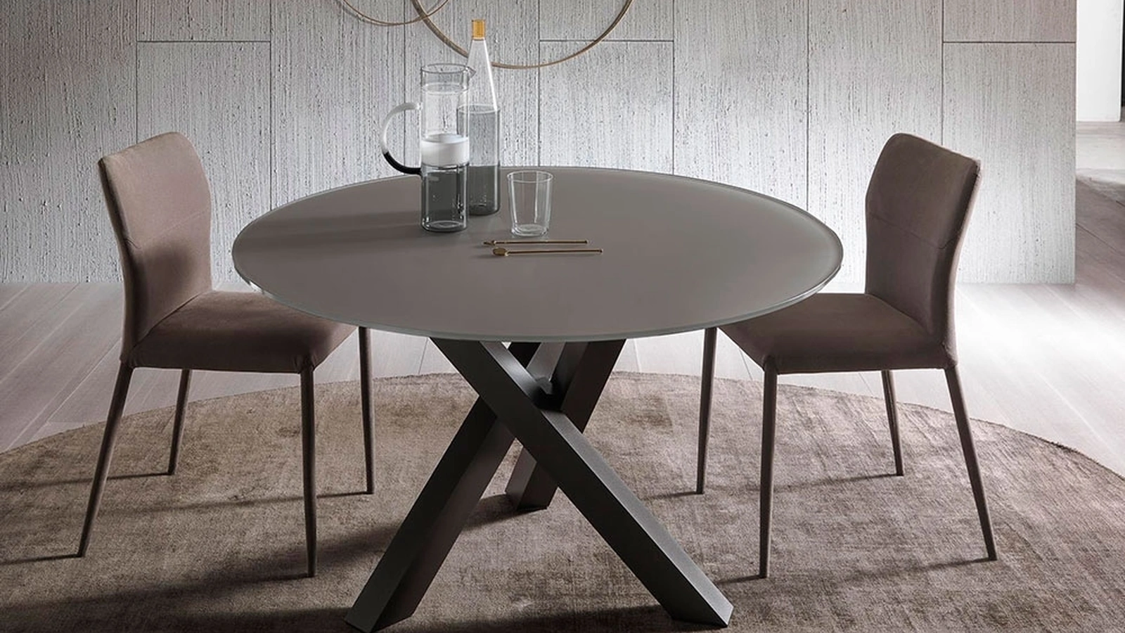 Tavolo rotondo Frisbi in cristallo satinato verniciato corda con base in alluminio di Sedie Brianza