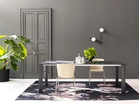 Tavolo allungabile Petalo con top in HPL Ardesia e base in alluminio Sedie Brianza