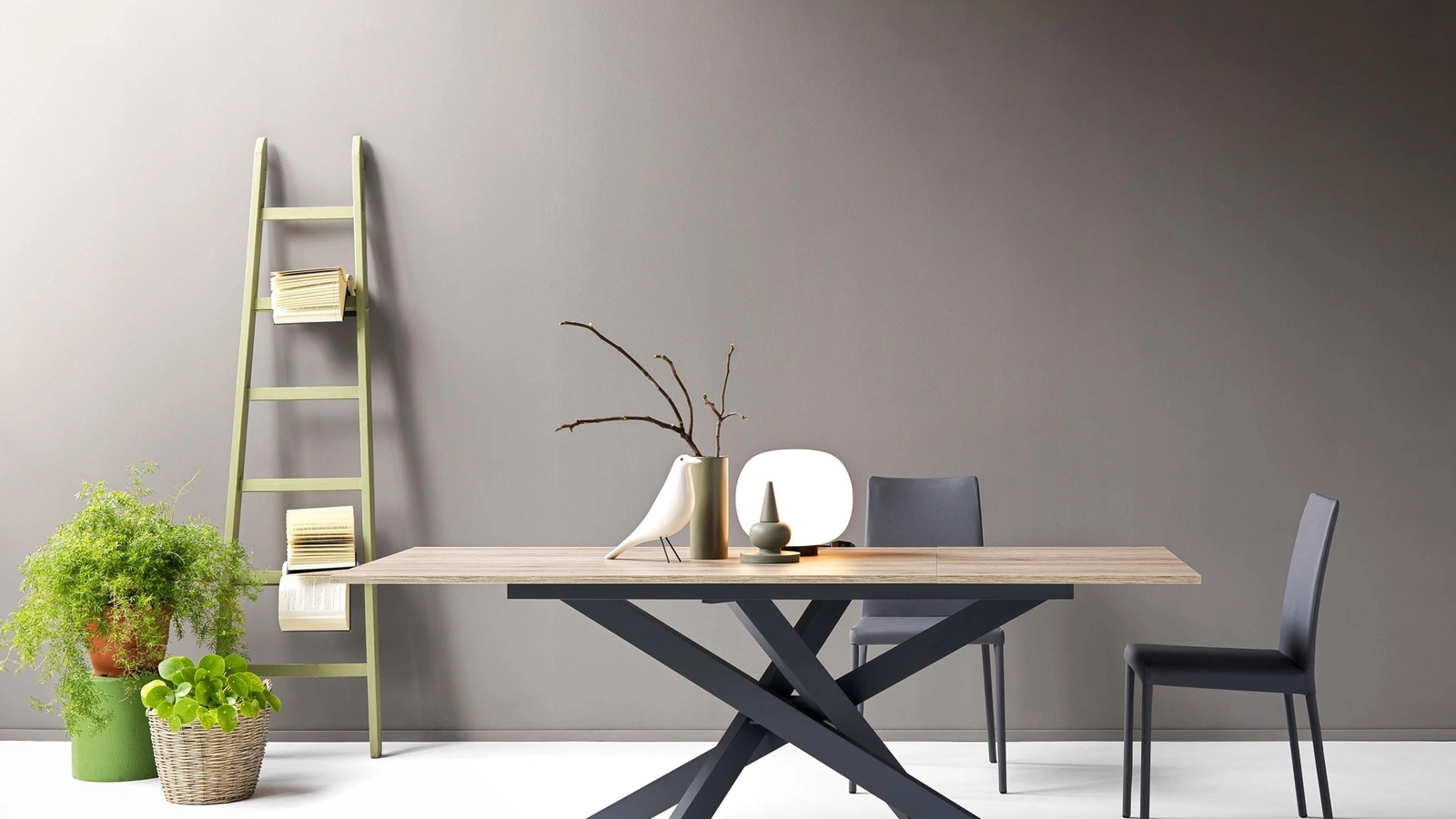 Tavolo Slim 2|0 in nobilitato materico finitura Rovere con base in alluminio di Sedie Brianza