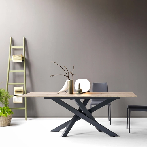 Tavolo Slim 2|0 in nobilitato materico finitura Rovere con base in alluminio di Sedie Brianza