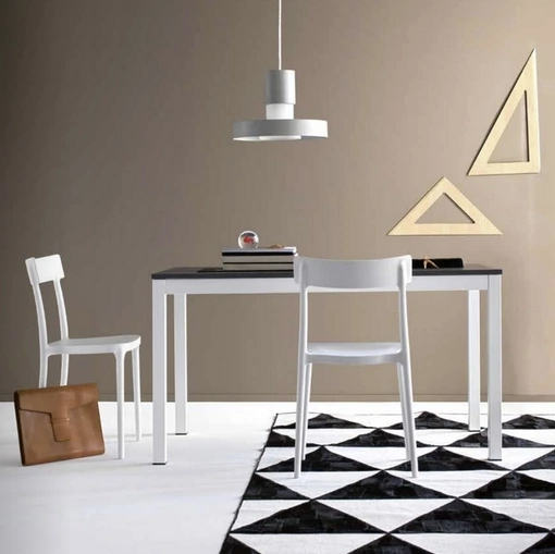 Tavolo Sumisura in nobilitato materico finitura Lava con struttura in acciaio di Sedie Brianza