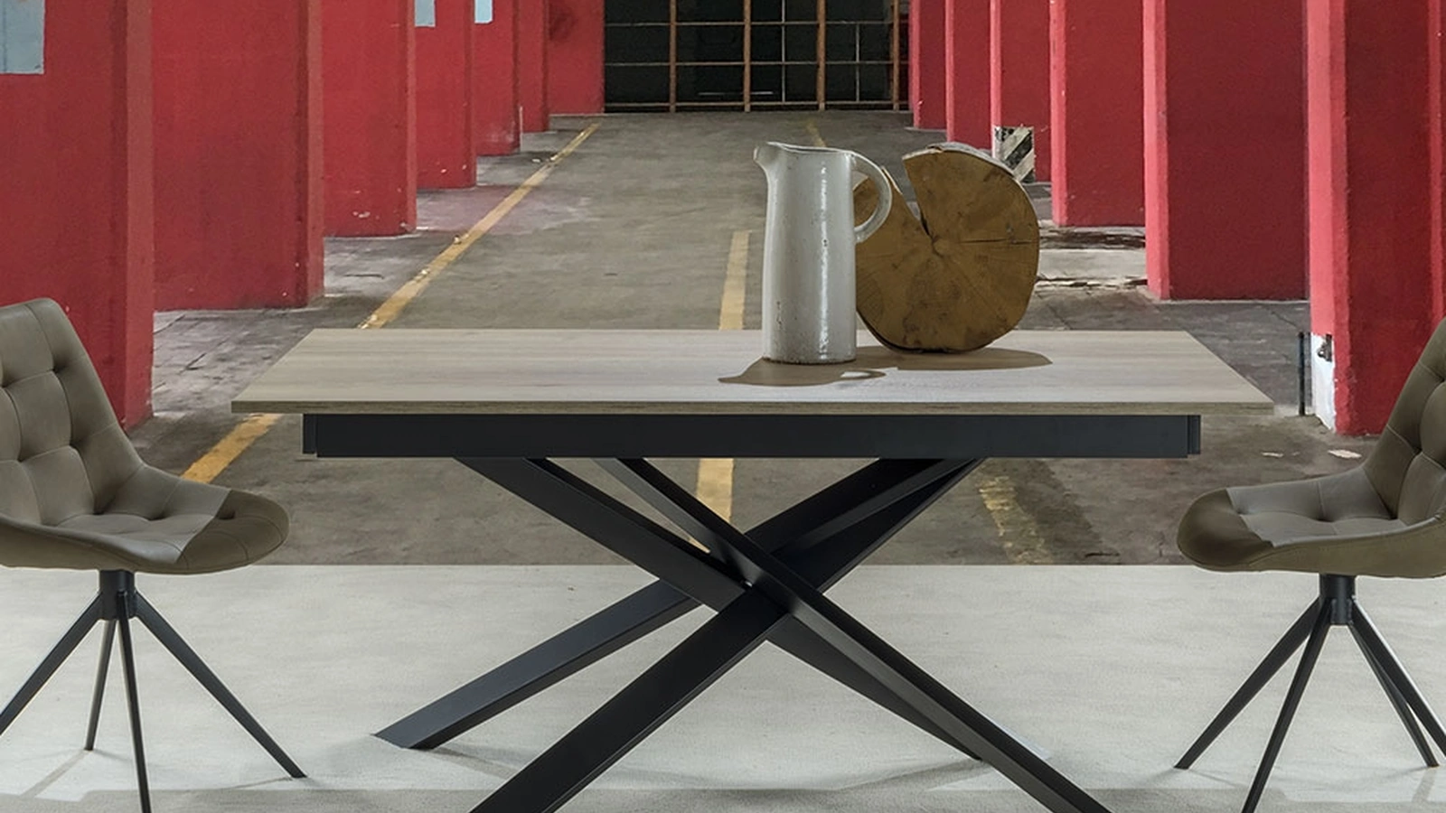 Tavolo allungabile Spider Maxi in laminato con gambe in metallo verniciato nero di La Seggiola