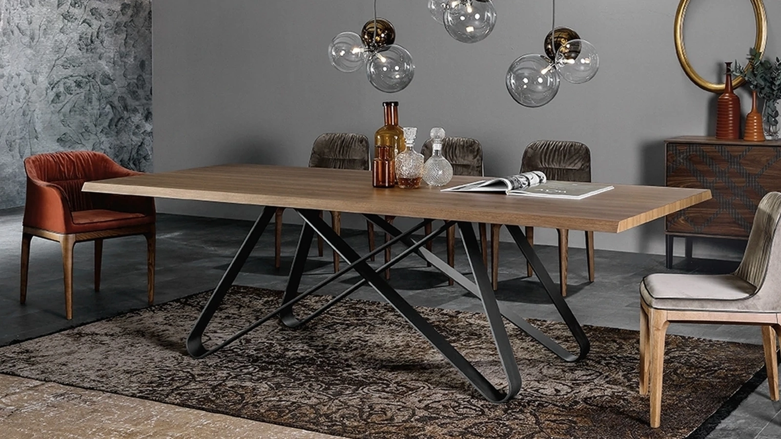 Tavolo Status con base in metallo e top legno di Tonin Casa