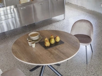 Tavolo rotondo allungabile in nobilitato rovere nodato con gambe in acciaio verniciato nero Talete di La Seggiola