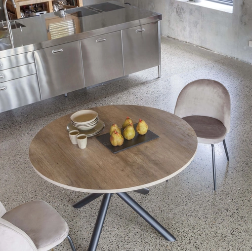 Tavolo rotondo allungabile in nobilitato rovere nodato con gambe in acciaio verniciato nero Talete di La Seggiola