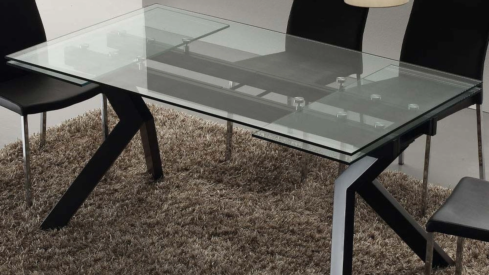 Tavolo allungabile Tokio Glass in vetro temperato con struttura in metallo verniciato nero di La Seggiola