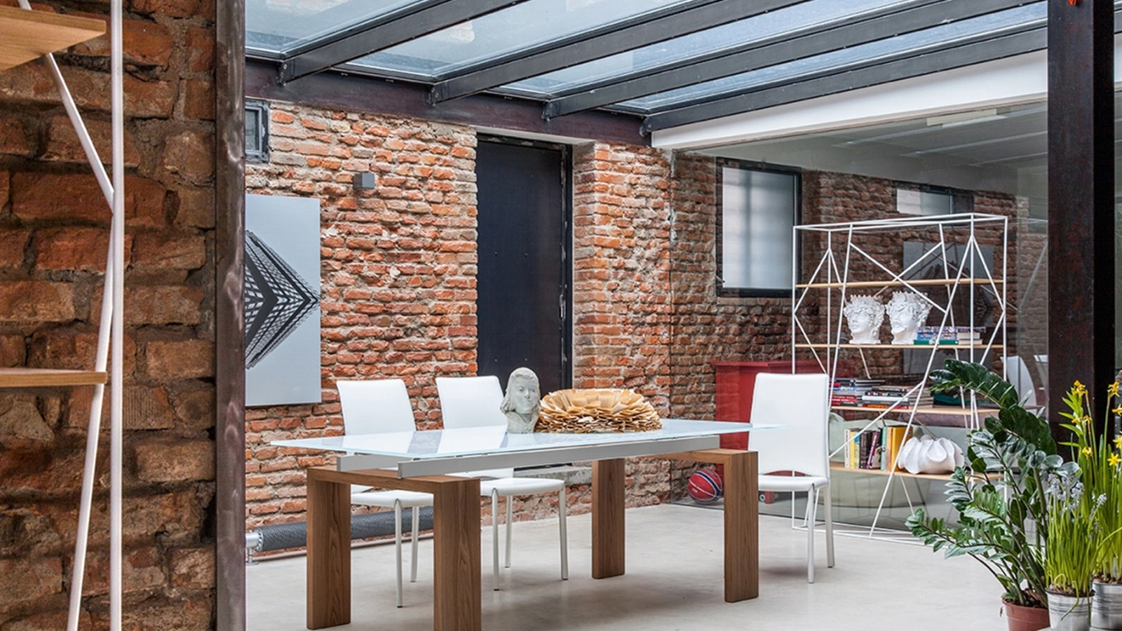 Tavolo allungabile Brooklyn con top in vetro e base in legno di Tonin Casa