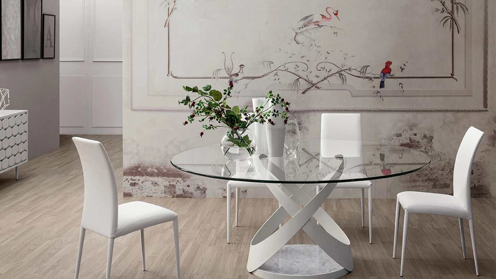 Tavolo Capri con struttura in metallo, base in marmo e top in vetro di Tonin Casa