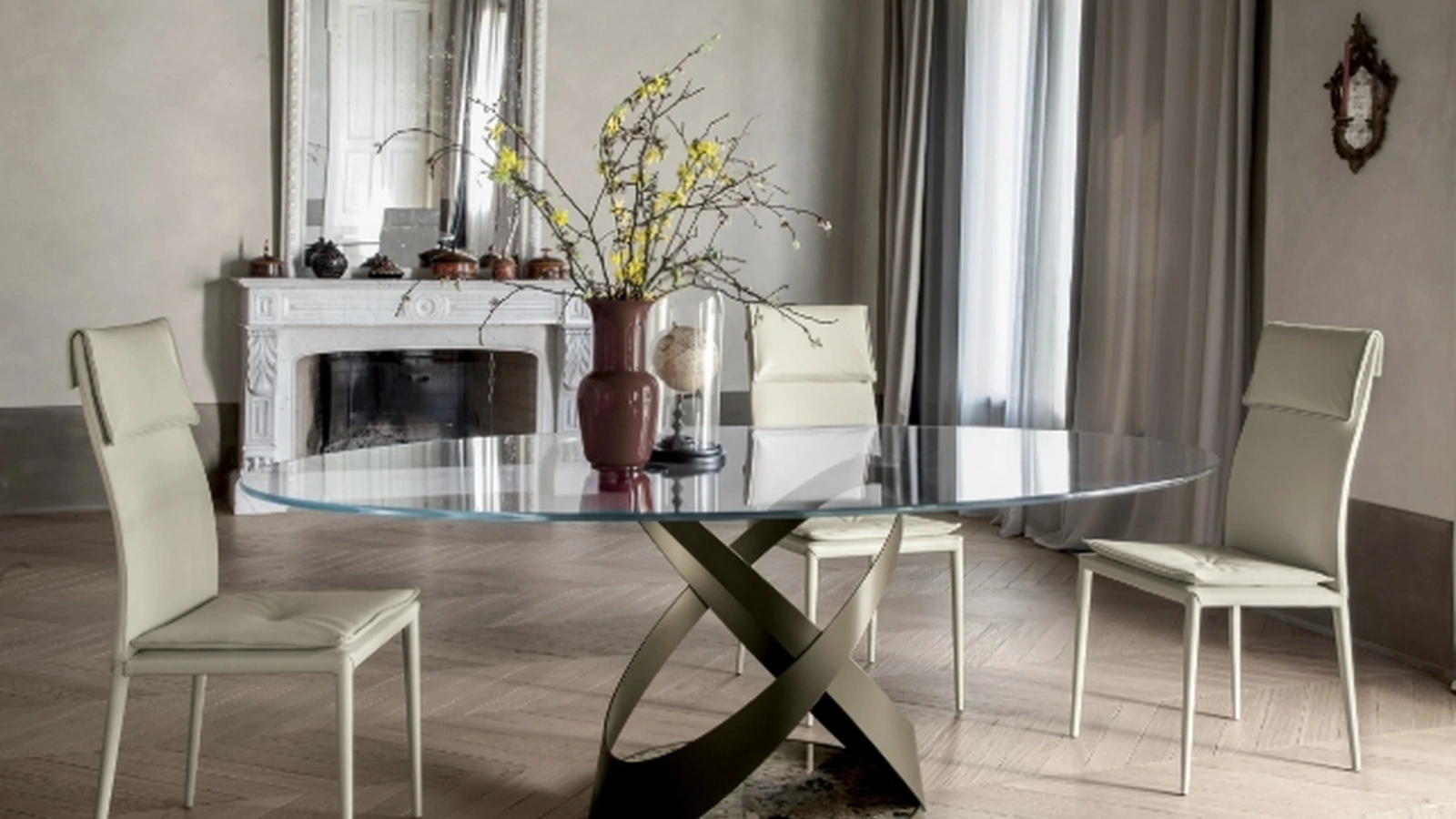 Tavolo Capri con struttura in metallo, base in marmo e top in vetro di Tonin Casa