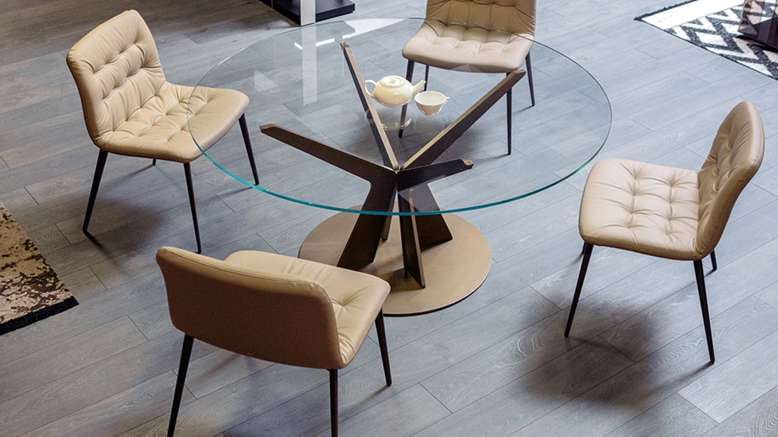 Tavolo rotondo Tree con base in metallo e top in vetro di Tonin Casa