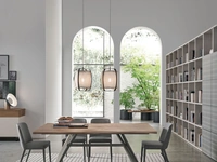 Tavolo Tudor con piano in rovere naturale scortecciato e struttura in metallo di Tomasella