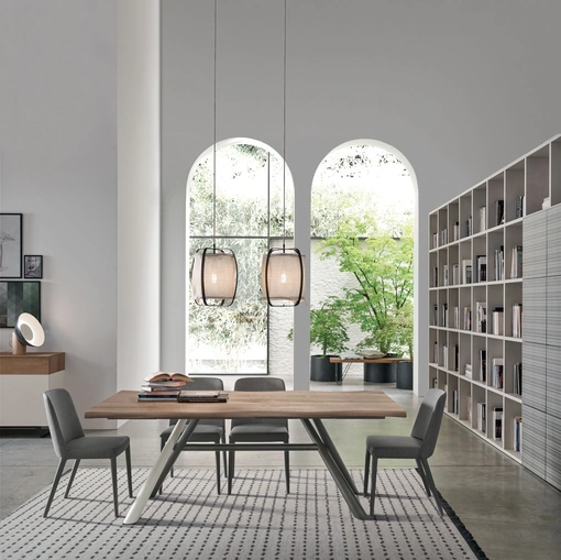 Tavolo Tudor con piano in rovere naturale scortecciato e struttura in metallo di Tomasella