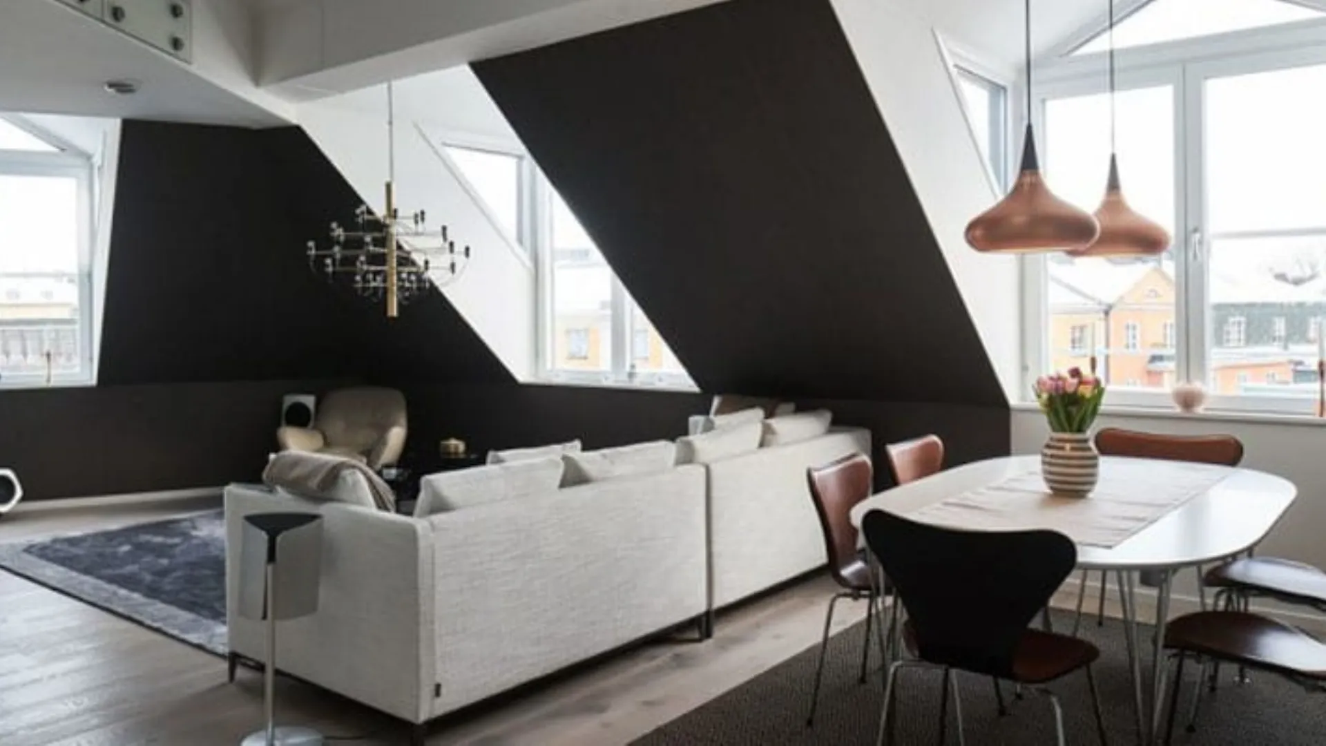 mansarda con soffitto scuro