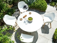 Sedia Academy in polipropilene con gambe in legno di Connubia Outdoor