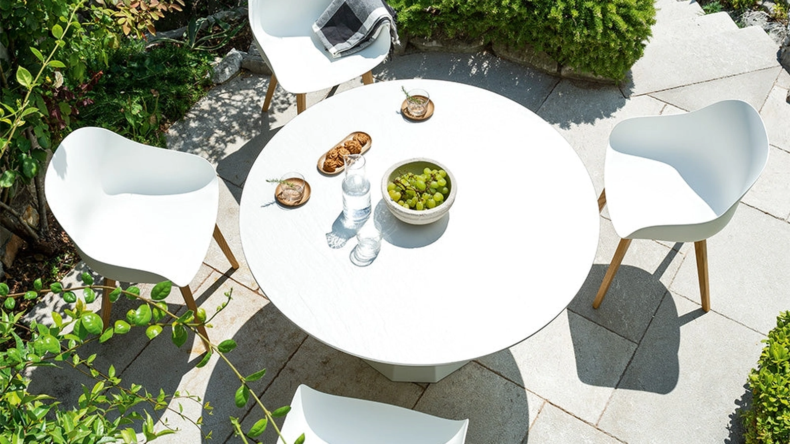 Sedia Academy in polipropilene con gambe in legno di Connubia Outdoor