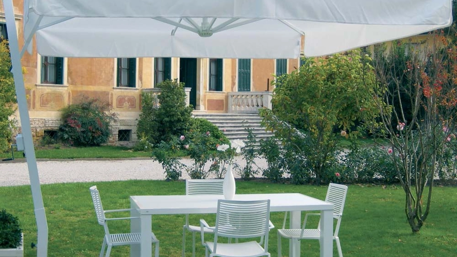 Ombrellone AFD in alluminio verniciato bianco di La Seggiola