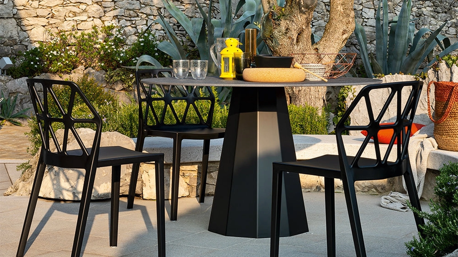 Sedia impilabile Alchemia in polipropilene di Connubia Outdoor