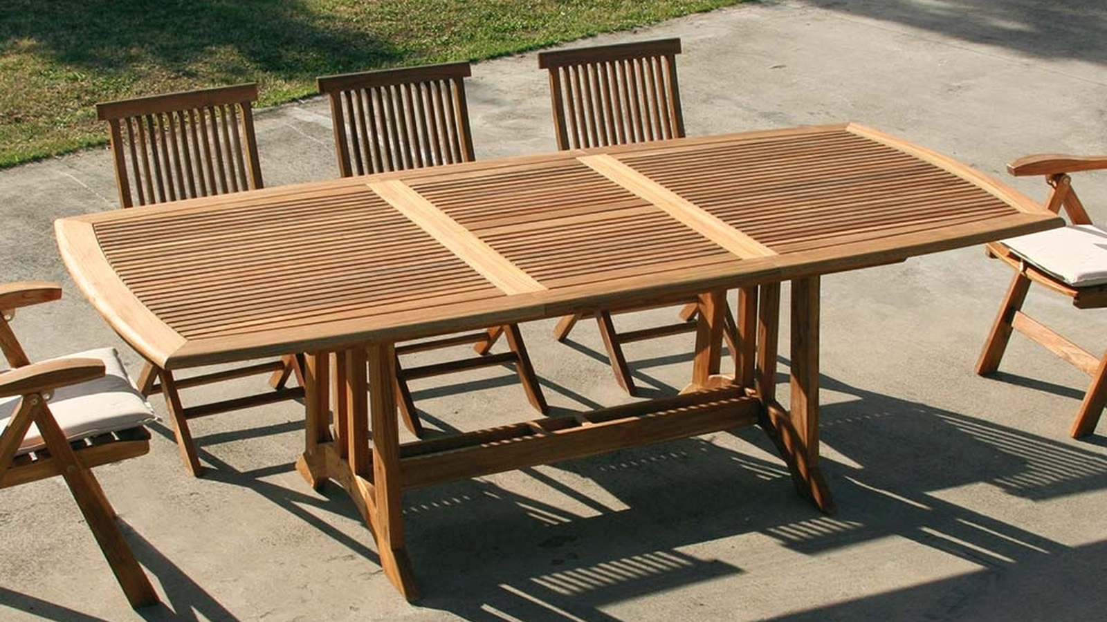 Tavolo allungabile Amalfi in massello di teak indonesiano con finitura olio naturale di La Seggiola