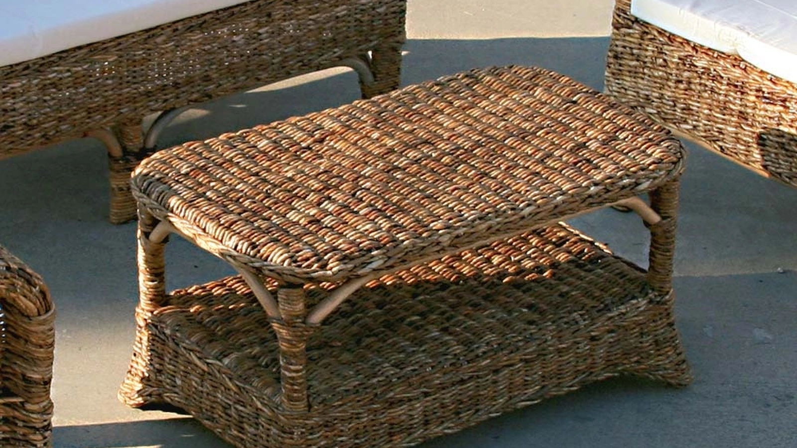 Tavolino Clito Mini Sofà finitura intreccio di Banano naturale di La Seggiola