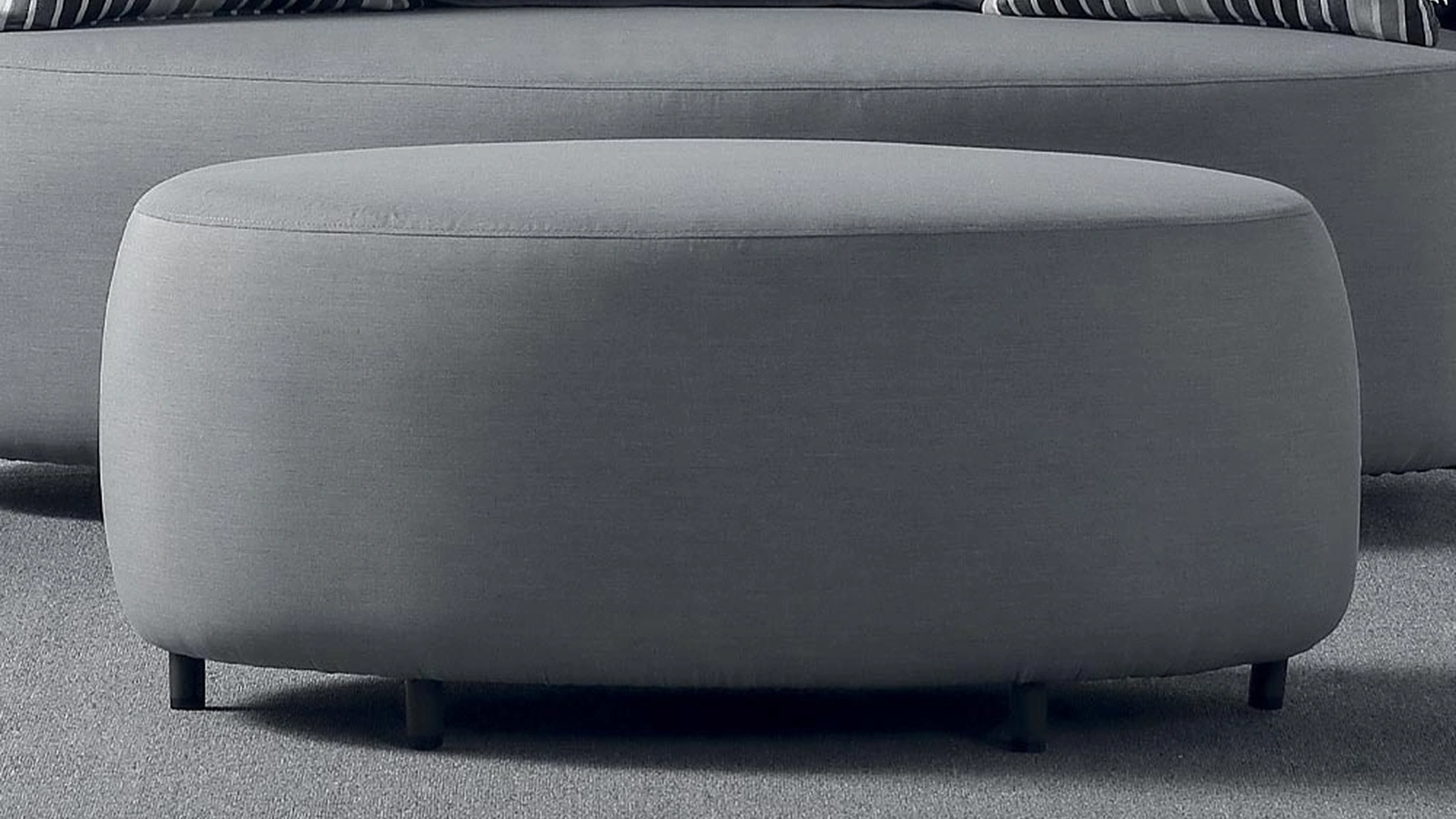 Pouf tavolino Cobb in tessuto per esterno grigio con struttura in alluminio di La Seggiola