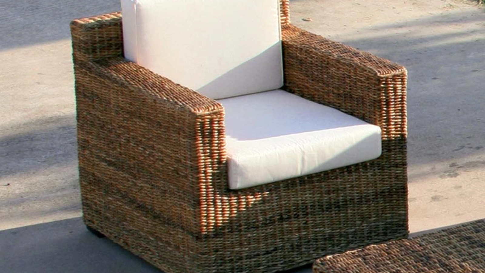 Poltrona Croco sofà finitura intreccio di Banano naturale con cuscini in tessuto imbottito di La Seggiola