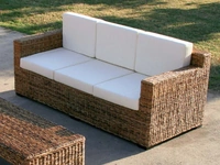 Divano Croco Sofà a tre posti con struttura finitura intreccio di Banano naturale con cuscini in tessuto imbottito di La Seggiola