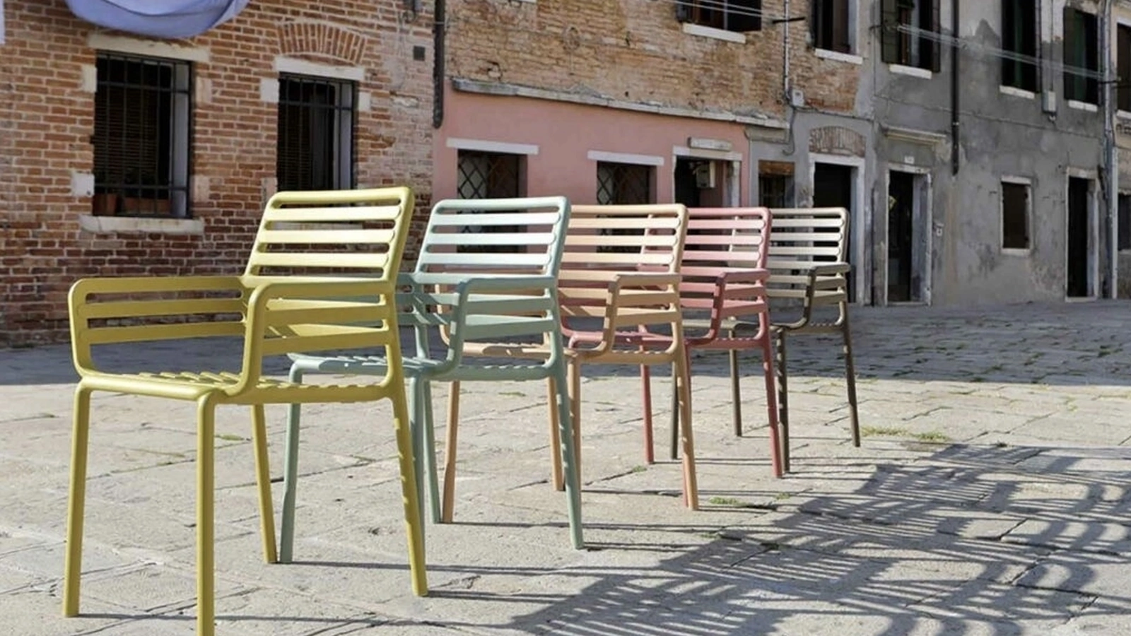 Sedia con braccioli Doga in metallo verniciato in vari colori di Sedie Brianza