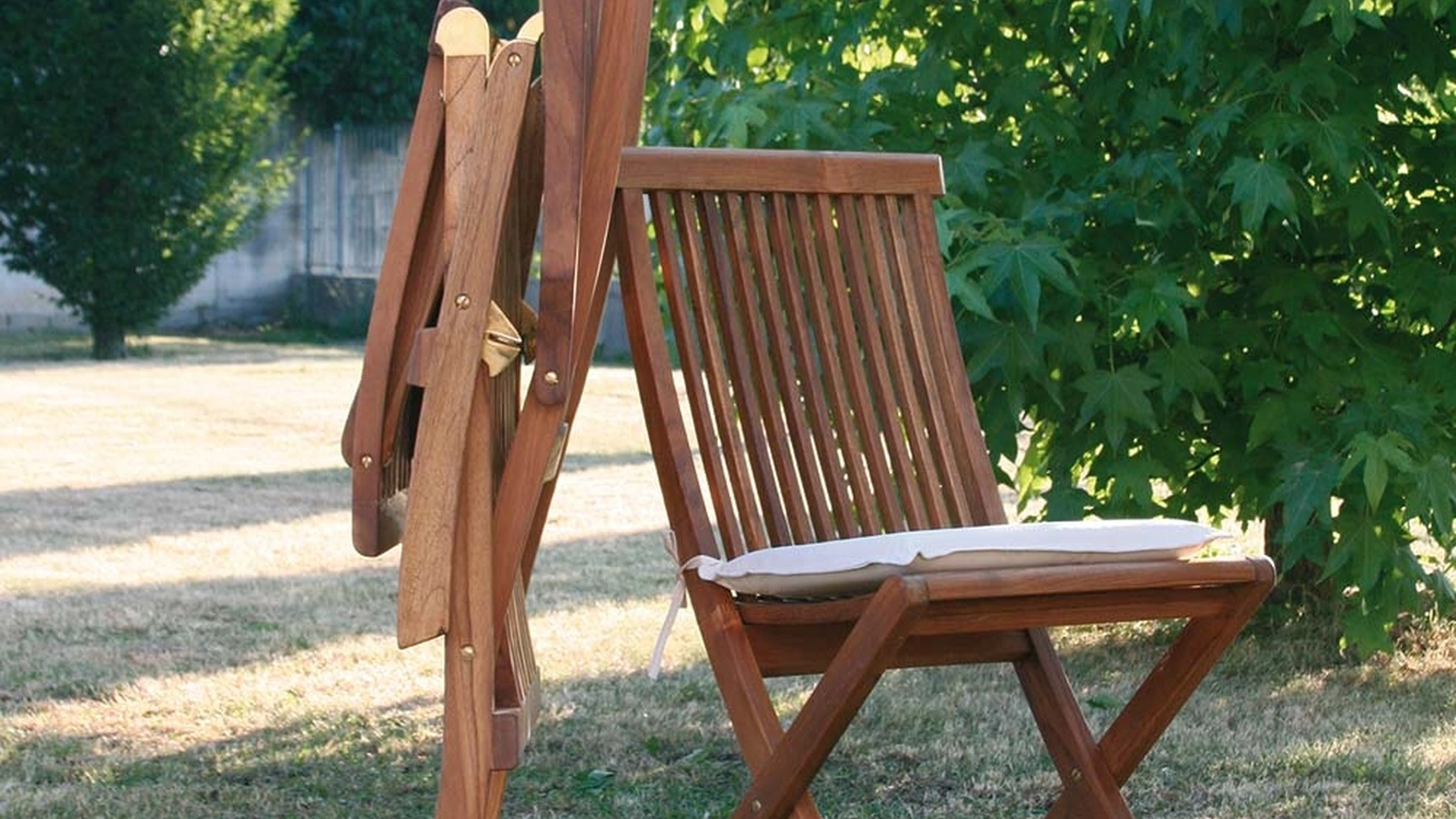Sedia pieghevole in legno massello di teak indonesiano con finitura olio naturale Folding Chair di La Seggiola