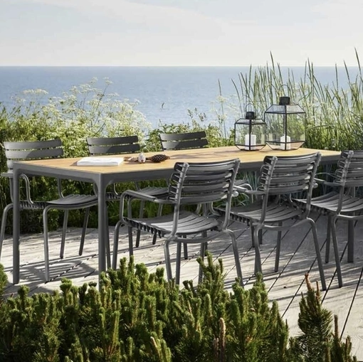 Tavolo Four con piano a doghe in legno e base in metallo di Sedie Brianza