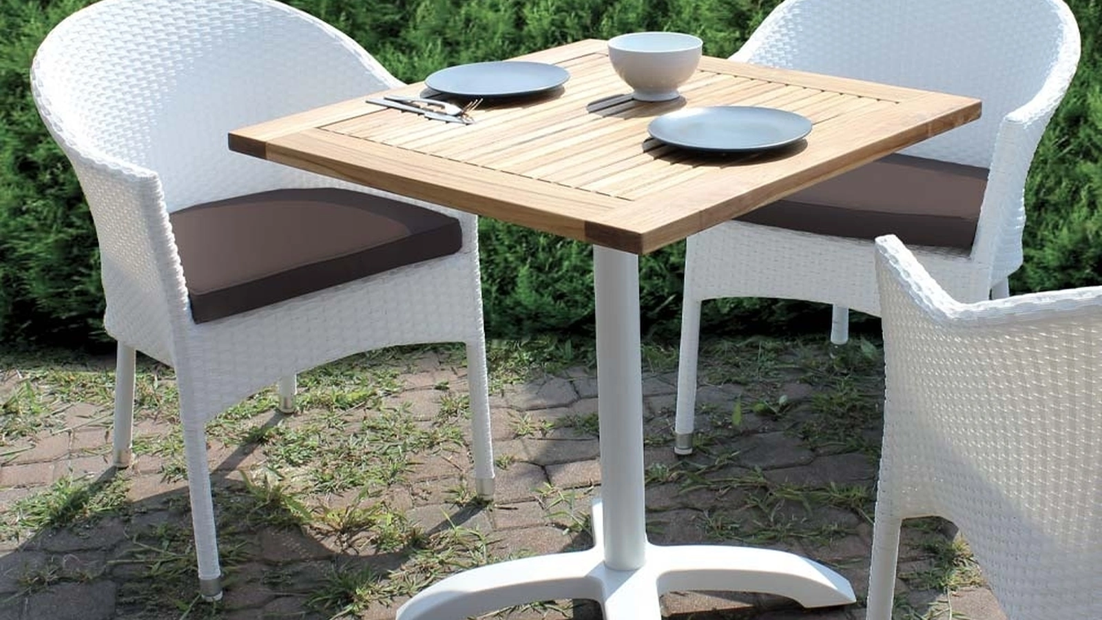 Poltroncina da giardino Greenfield con struttura in alluminio rivestita in fibra di polipropilene intrecciata a mano di La Seggiola