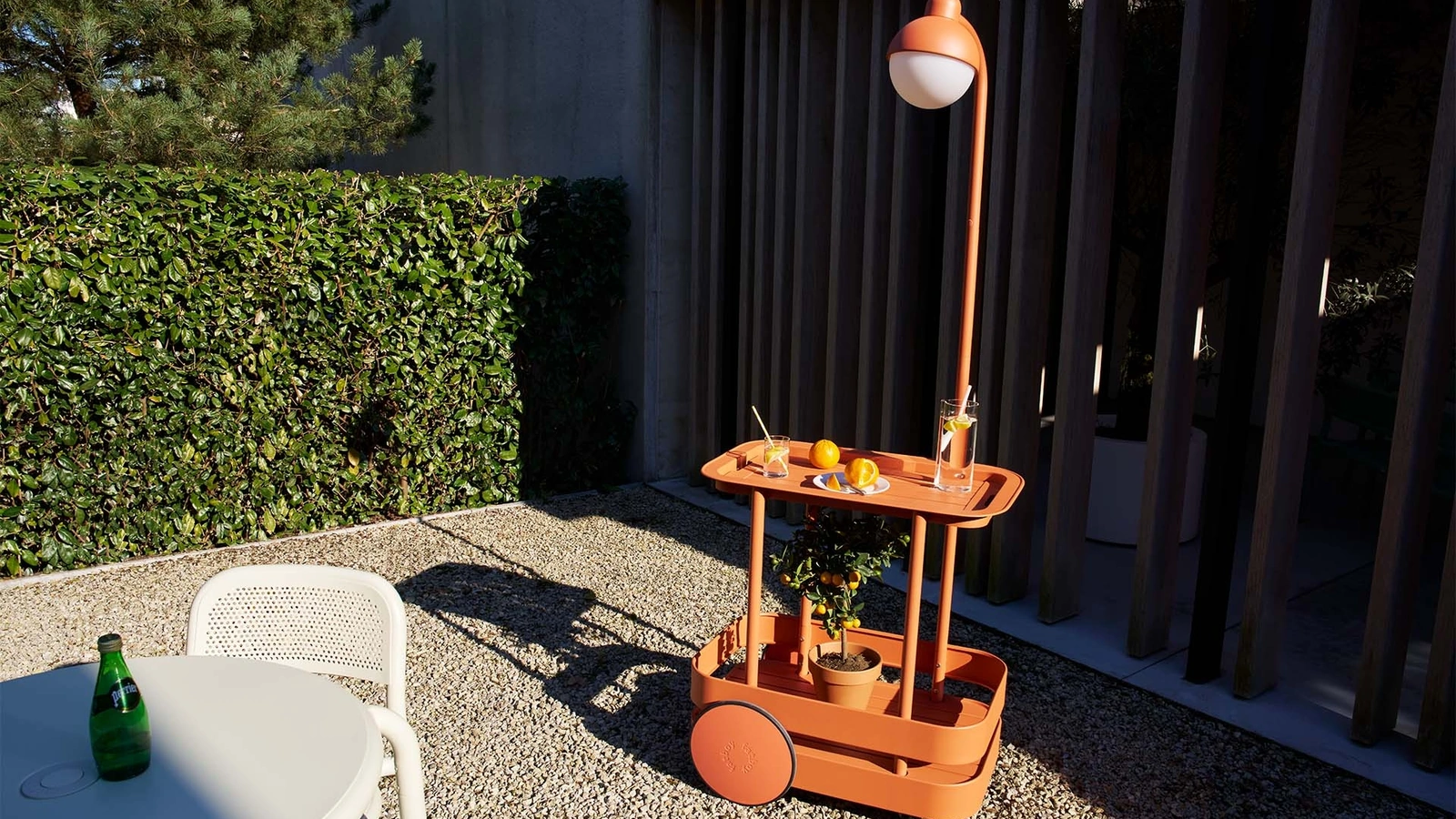 Tavolino su ruote con lampada integrata Jolly Trolley di Fatboy