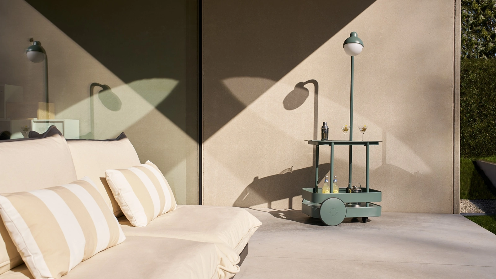 Tavolino su ruote con lampada integrata Jolly Trolley di Fatboy